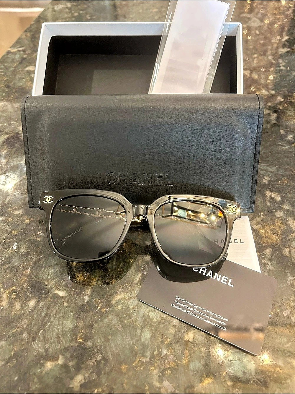 Square Sunglasses Black & Gold Chain
